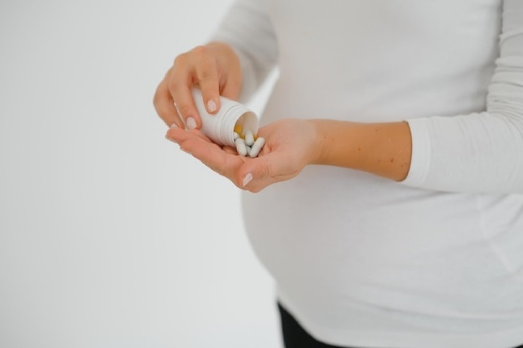 gambar ibu hamil minum obat ibuprofen doktersehat