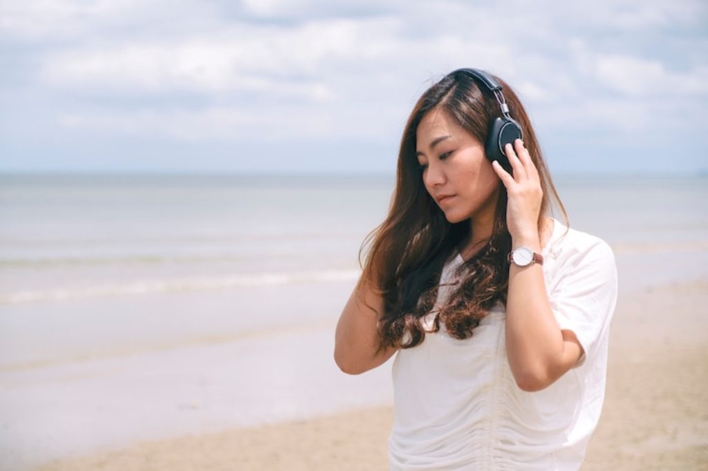 7 Manfaat Mendengarkan Lagu Sedih untuk Kesehatan Mental