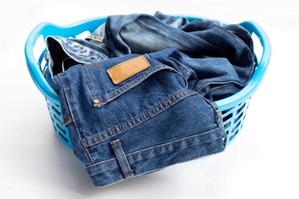 Bikin Awet dan Bersih, Ini Cara Mencuci Celana Jeans yang Benar
