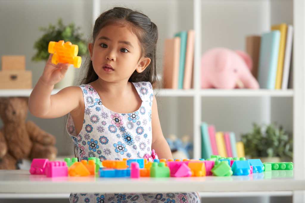 10 Tips Mengajarkan Anak Agar Mau Merapikan Mainan