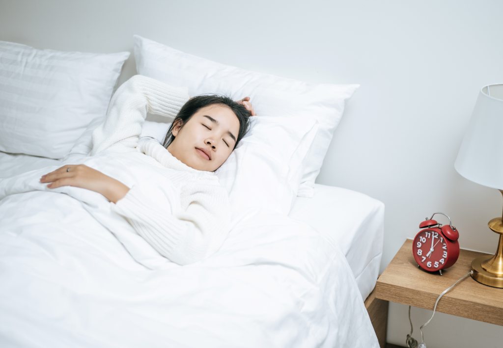 5 Posisi Tidur yang Nyaman untuk Penderita Hernia