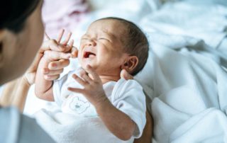 10 Penyebab dan Cara Menenangkan Bayi Rewel di Malam Hari