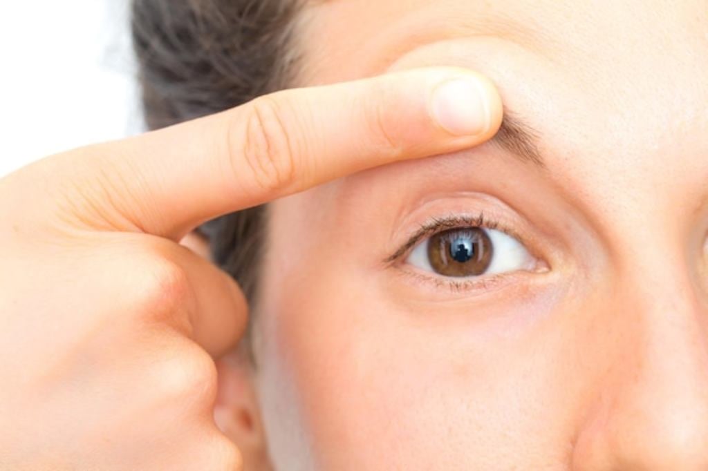 9 Cara Mengencangkan Kelopak Mata Atas