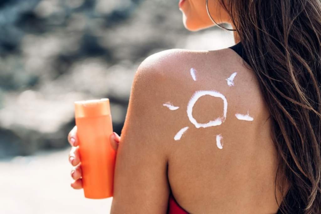 Jangan Salah, Ini Cara Reapply Sunscreen yang Tepat