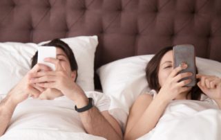 4 Bahaya Main HP Sebelum Tidur bagi Fisik dan Mental