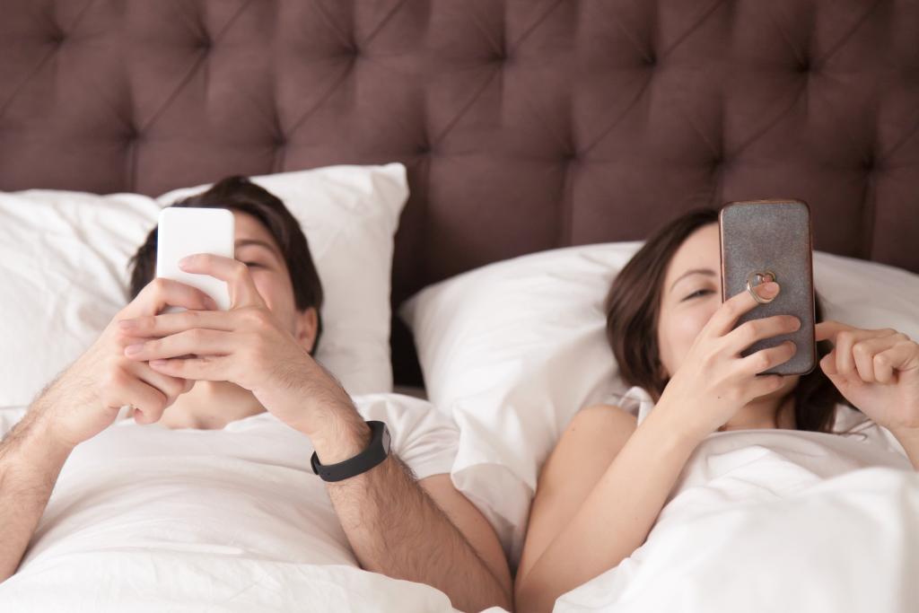 4 Bahaya Main HP Sebelum Tidur bagi Fisik dan Mental