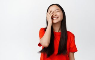 Nervous Laughter (Tawa Gugup): Penyebab, Gejala, & Cara Mengatasi