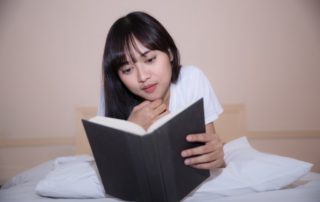 7 Manfaat Membaca Buku Sebelum Tidur bagi Kesehatan Fisik dan Mental