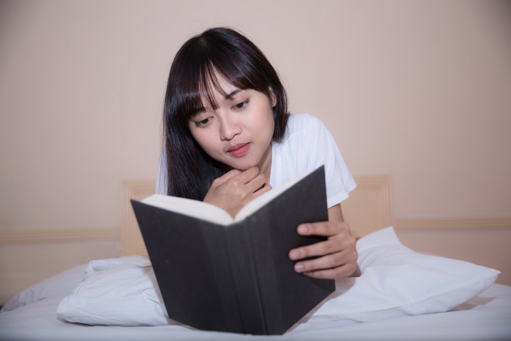 7 Manfaat Membaca Buku Sebelum Tidur bagi Kesehatan Fisik dan Mental