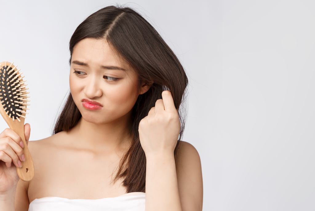 Benarkah Stres dan Cemas Bikin Rambut Rontok? Ini Fakta Medisnya!