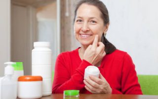 8 Tips Skincare untuk Lansia agar Kulit Sehat, Lembap, dan Awet Muda