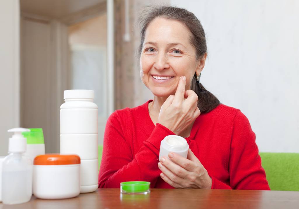 8 Tips Skincare untuk Lansia agar Kulit Sehat, Lembap, dan Awet Muda